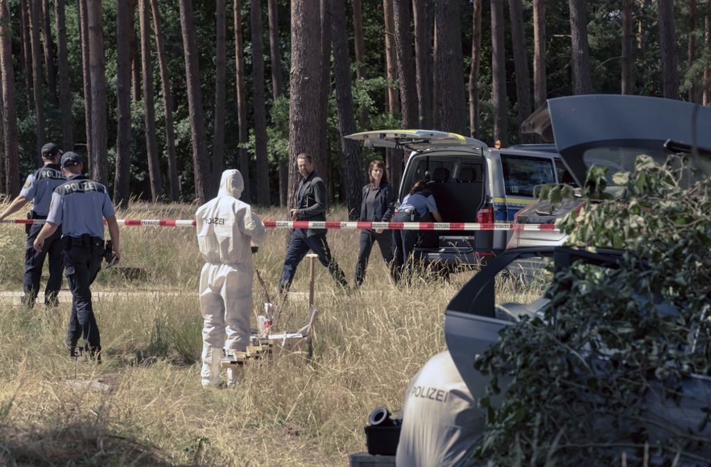 Auf einer einsamen Waldlichtung wurde ein verlassenes Auto mit Unmengen an Blut im Kofferraum gefunden. Brasch (Claudia Michelsen) und Köhler (Matthias Matschke) inspizieren den Fundort.