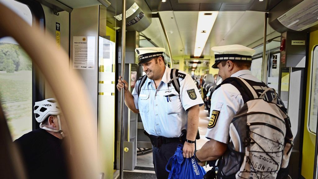  Die Polizei hat an einem Aktionstag an Bahnhöfen und in Regionalzügen zum Thema Zivilcourage informiert. Dafür gab es unter den Fahrgästen viel Lob – aber auch Kritik. 