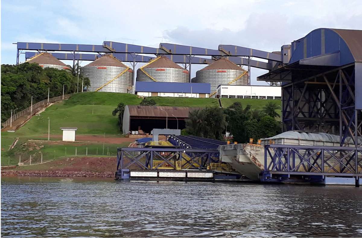 Soja-Anlagen liegen am Hafen von Santarém in Brasilien. Mit Schiffen wird das Soja ab hier weiter nach Europa transportiert.