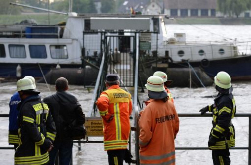 Auf dem Rhein bei Sasbach retten DLRG-Helfer einen Hausbootbesitzer.