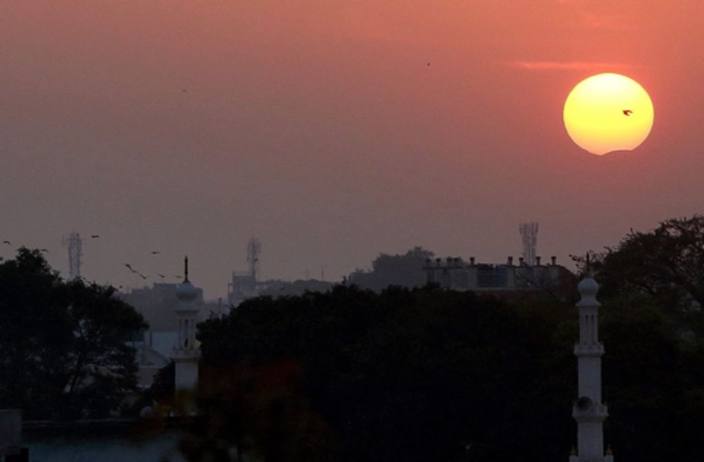 In Bhopal in Indien erstrahlt eine teilweise verdeckte Sonne über der Stadt.