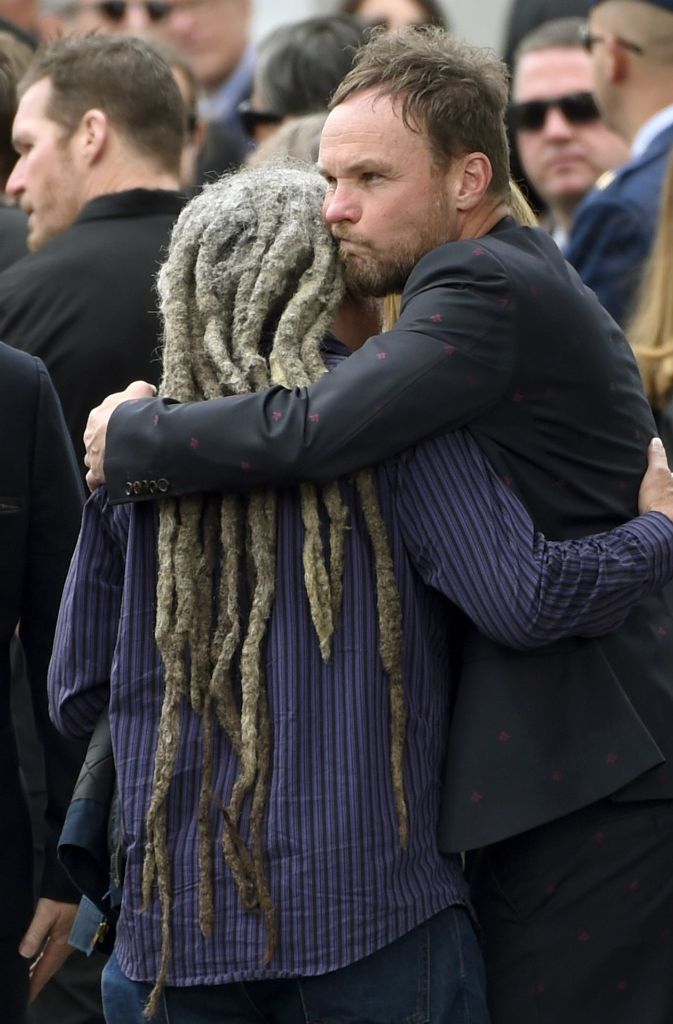 Jeff Ament von „Pearl Jam“ (rechts) in Trauer