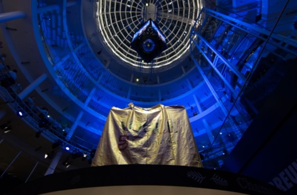 Vorhang auf für das Spektakel – die Besucher erwartete im Breuninger Stuttgart eine Show mit einem schwebenden Laufsteg.
