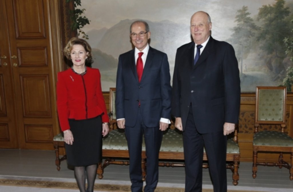 Norwegens König Harald (rechts), seine Frau Sonja und OPCW-Generaldirektor Ahmet Üzümcü.