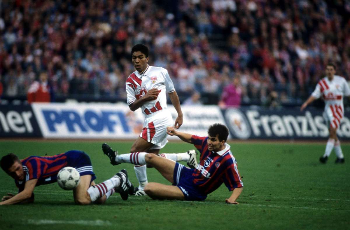 In seiner Zeit beim VfB Stuttgart hat Giovane Elber (Mitte) den FC Bayern einst mächtig geärgert. In unserer Bildergalerie sehen Sie kuriose Momente aus der Karriere des brasilianischen Torjägers.