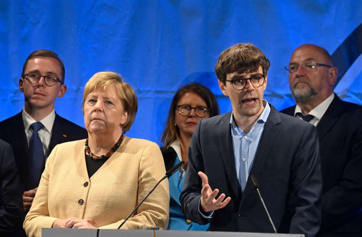 Nach mehr als 30 Jahren hat die CDU nicht das Direktmandat in Angela Merkels bisherigem Wahlkreis geholt. Für den Wahlkreis 15 zieht nun Anna Kassautzki von der SPD mit 24,3 Prozent der Erststimmen in den Bundestag ein. Auf Platz zwei landete im Wahlkreis Vorpommern-Rügen - Vorpommern-Greifswald I Merkels Nachfolger als CDU-Direktkandidat, Georg Günther. Für ihn stimmten 20,4 Prozent der Wählerinnen und Wähler.