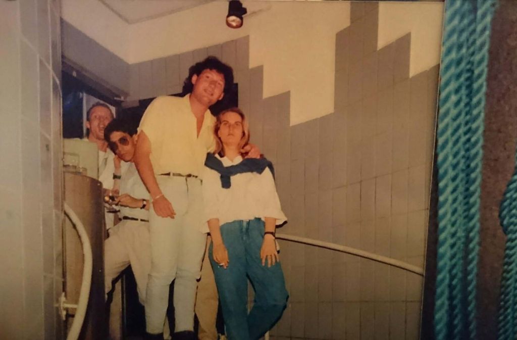 Wer reinwollte, brauchte ein cooles Disko-Outfit in den 1980ern: Den Pullover keck um den Hals gebunden und die Jeans bis zum Bauchnabel hochgezogen.
