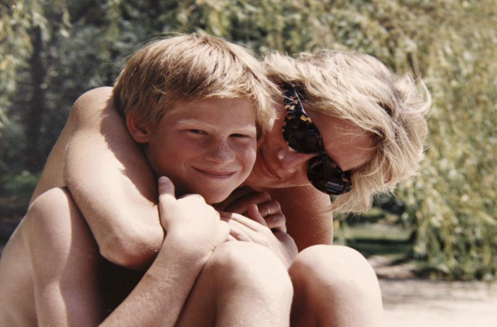 Ein Foto aus Harrys Kindheitstagen während eines Urlaubs gemeinsam mit seiner 1997 bei einem Autounfall verstorbenen Mutter, Prinzessin Diana.