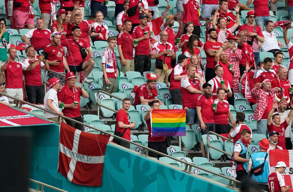 Die beiden Fans halt zuvor eine Regenbogenflagge in die Höhe.