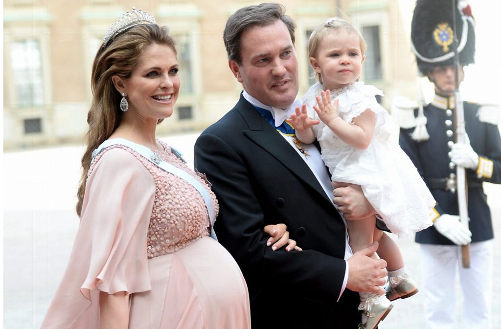 Anderthalb Jahre später war Madeleine wieder schwanger – am 15. Juni 2015 (zwei Tage nach der Hochzeit ihres Bruders Carl Philip) brachte die Prinzessin den kleinen Nicolas zur Welt.