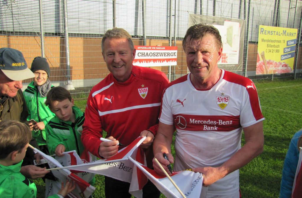 Die Fußball-Brüder Karlheinz (links) und Bernd Förster waren nach dem Spiel von Fans umringt und gaben fleißig Autogramme.