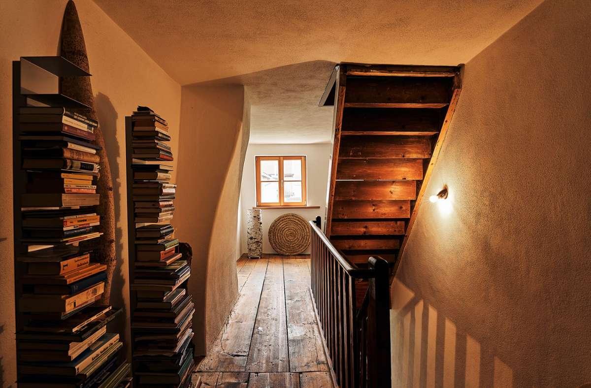 Die alten Holzböden in der Diele in dem über 200 Jahre alten Wagnerhaus in Musau, Tirol, wurden freigelegt, geschliffen und geölt.