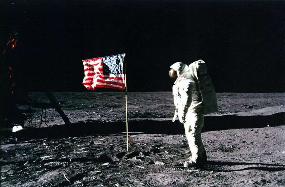 Die Crew von Apollo 11 hält bis heute den Rekord der schnellsten Menschen der Welt. Mit 39 897 Kilometern pro Stunde flogen sie zum Mond. Zum Vergleich: Eine Gewehrkugel kommt gerade mal auf 3400 Stundenkilometer.