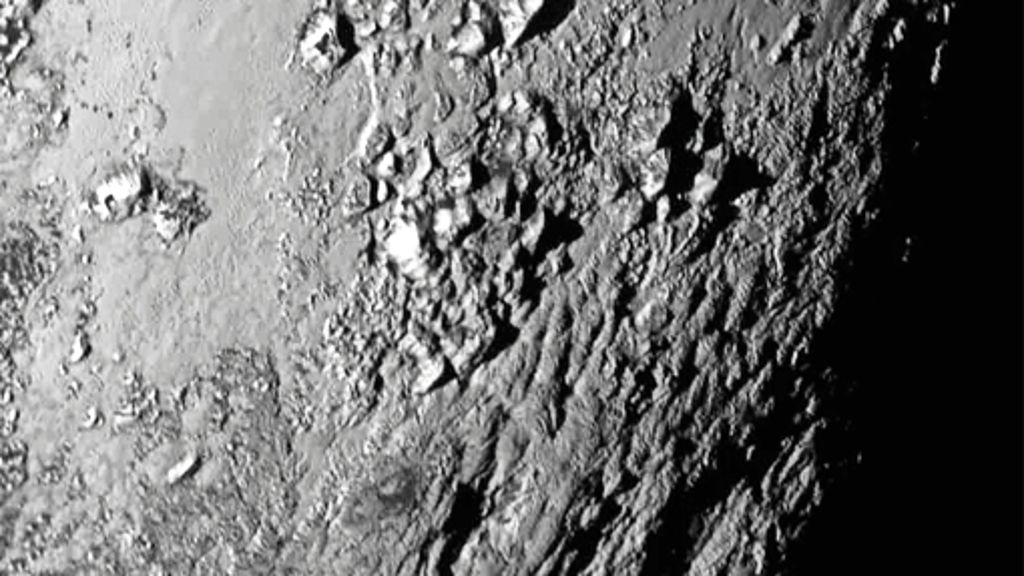 Erste Fotos der Sonde New Horizons: Auf dem Pluto tut sich was