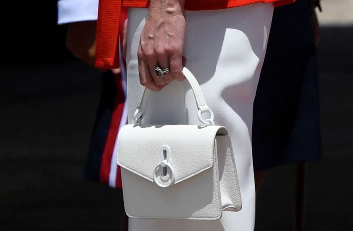 Dazu kombinierte Kate eine weiße Hose und weiße Accessoires.