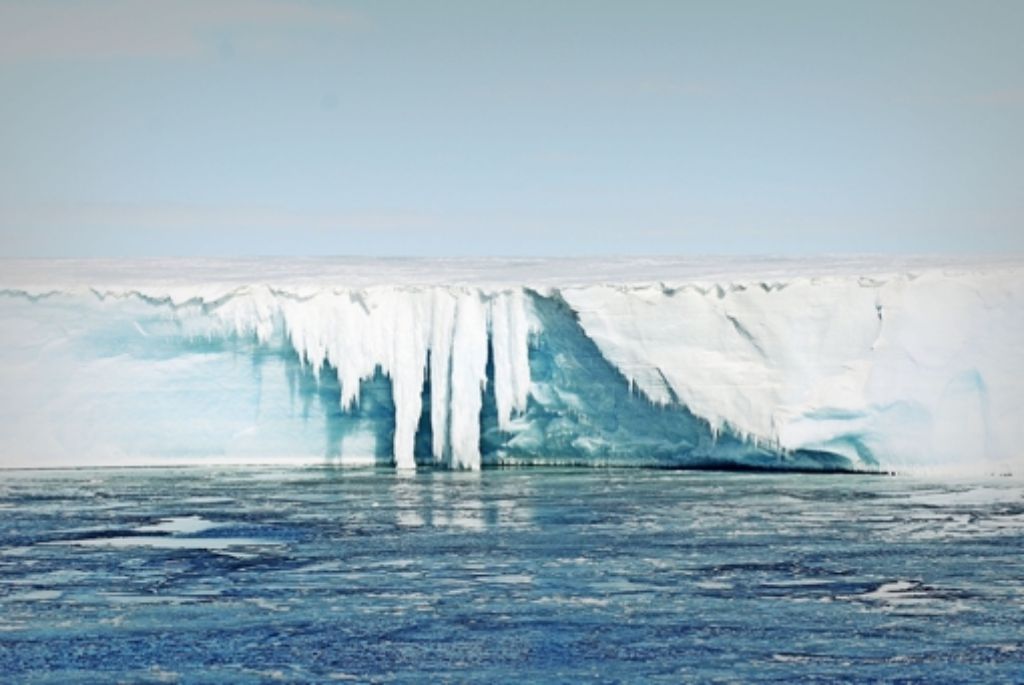 Schmelzwasserfall am Rand des antarktischen Eisschilds Foto: AWI