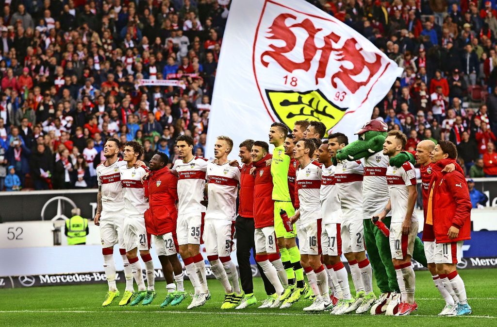 Die Fans und die Mannschaft stehen beim VfB Stuttgart zusammen. Gemeinsam wird der Erfolg gegen Aue gefeiert.