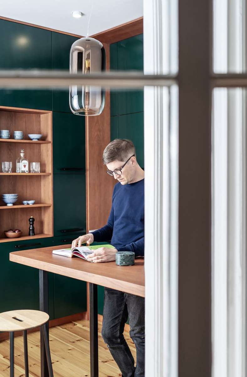 Bauherr Sebastian Brunner in seiner Küche: Die Theke ist ein Ort, an dem man lesen, arbeiten, Kaffee trinken kann.