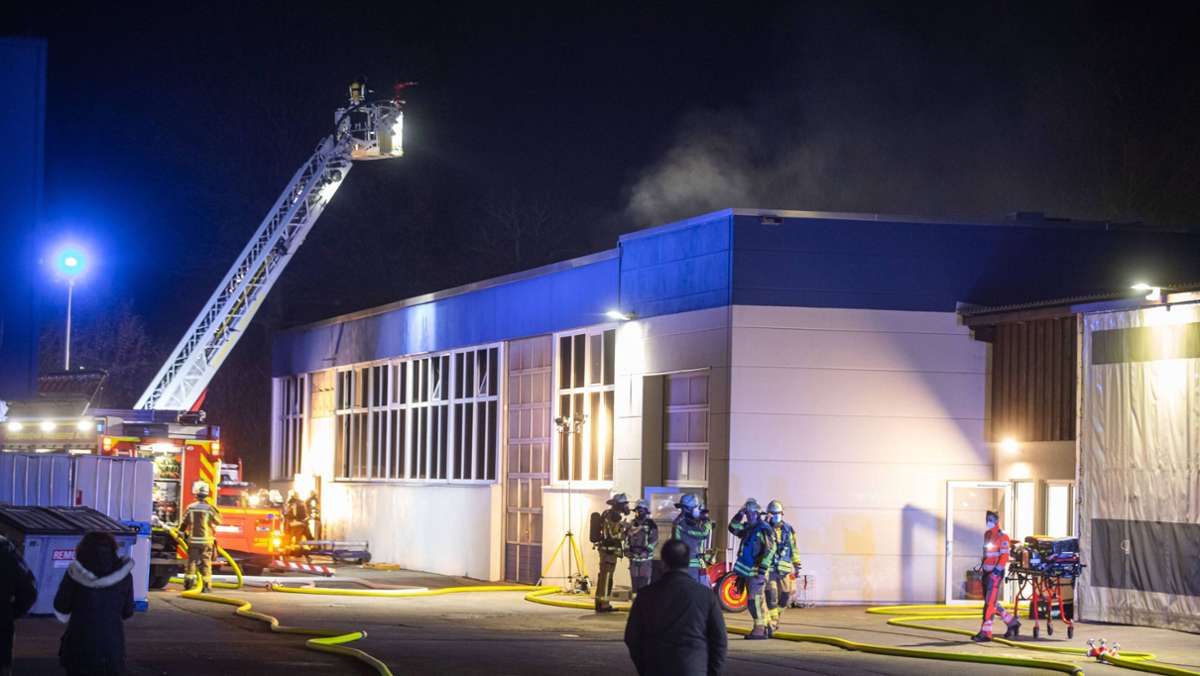  In Freiberg am Neckar brennt eine Lagerhalle. Es entsteht ein Schaden von von rund zwei Millionen Euro. Das sagt die Polizei zur Brandursache. 