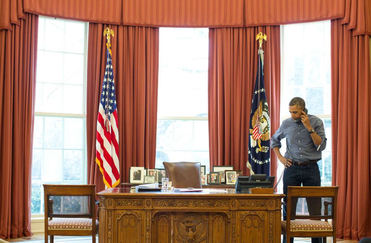 Der damalige US-Präsident Barack Obama telefoniert im März 2014 im Oval Office des Weißen Hauses in Washington mit dem russischen Präsidenten Wladimir Putin über die Situation in der Ukraine