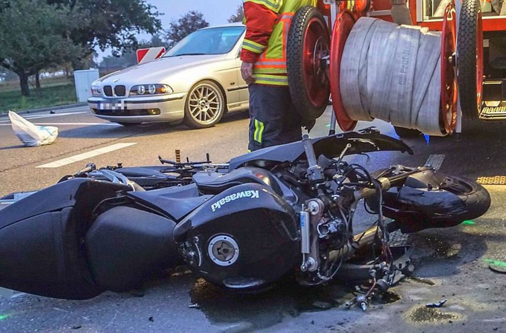 Die Maschine eines Motorradfahrers liegt nach einem schweren Unfall auf der B464.
