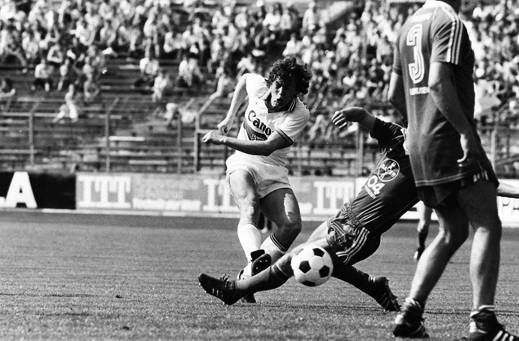 Auch Karl Allgöwer hat einen Moment für die Ewigkeit hinterlassen – am 5. April 1989 im Halbfinale des Uefa-Cups beim 1:0-Heimsieg über Dynamo Dresden erzielte er das Siegtor im Neckarstadion per Freistoß aus 25 Metern. So wie man ihn halt kannte. Ich stand glücklicherweise in der Untertürkheimer Kurve und war ziemlich nahe dran.