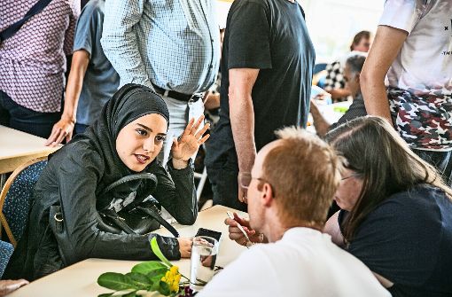 Beim gemeinsamen Speisen und den Gesprächen, die sich dabei ergeben, bewegen sich  Menschen aufeinander zu. Foto: Horst Rudel
