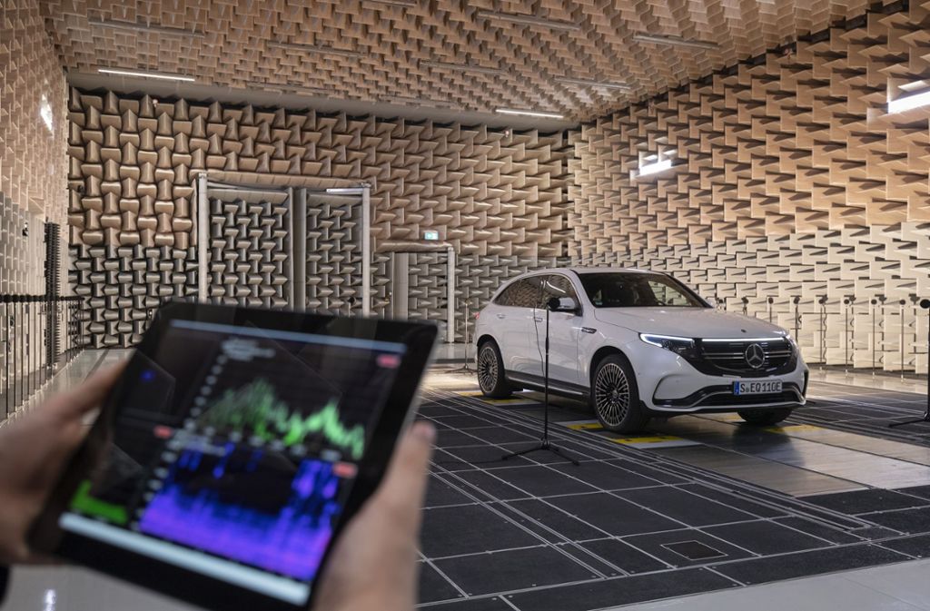Im Mercedes-Benz Technologie Center in Sindelfingen entsteht mit speziellen Mikrofonen der E-Sound für den EQC. Der Raum ist mit schallabsorbierendem Material ausgekleidet.
