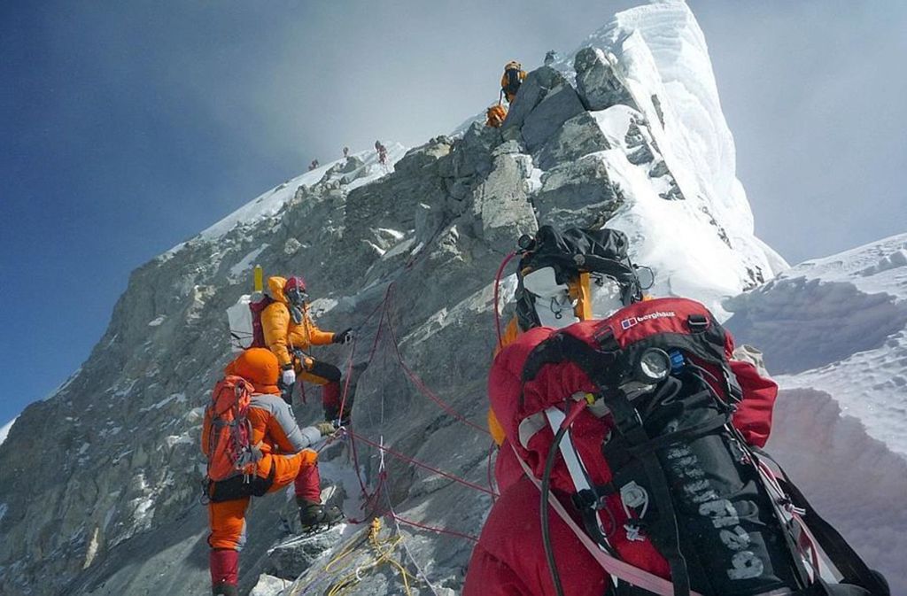 8760 Meter: Der Hillary Step, eine zwölf Meter hohe, über 70 Grad steile Felsstufe auf dem südöstlichen Gipfelgrat des Mount Everest, liegt in greifbarer Nähe.