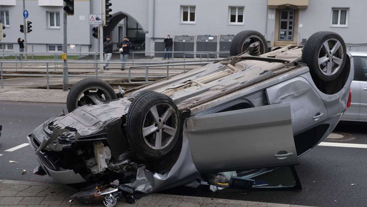 Unfall in Stuttgart-Zuffenhausen: Polo prallt gegen Ampelmast und überschlägt sich