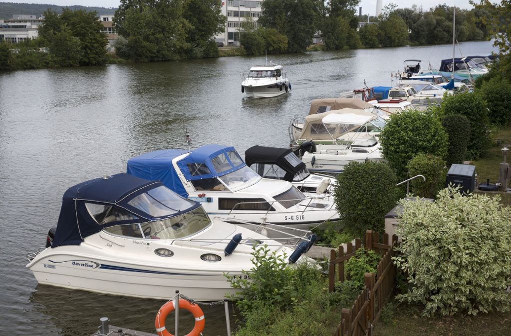 Anders als an anderen Liegeplätzen oder Häfen müssen die Boote in Esslingen mit dem Bug Richtung Ufer anlegen.