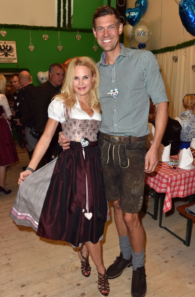 Designerin Sonja Kiefer wurde mit ihrem Partner Cedric Schwarz in der Schützenfesthalle gesichtet.