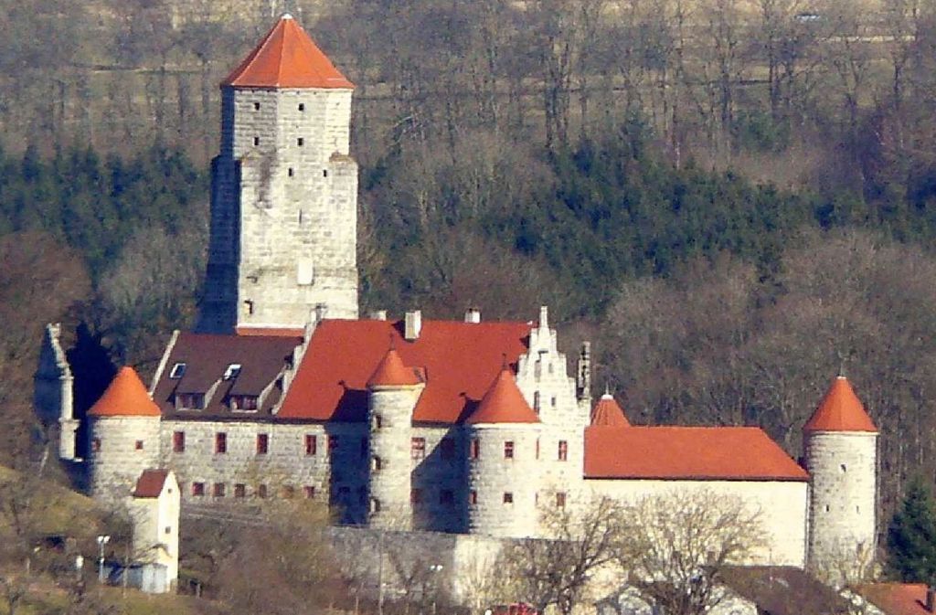 Marienburg: Die Burg Niederalfingen ist eine Spornburg auf einem Bergsporn über dem Kochertal bei dem Ortsteil Niederalfingen der Gemeinde Hüttlingen im Ostalbkreis. Um 1050 wurde die Burg als staufische Anlage zur Sicherung wichtiger Handelswege erbaut.