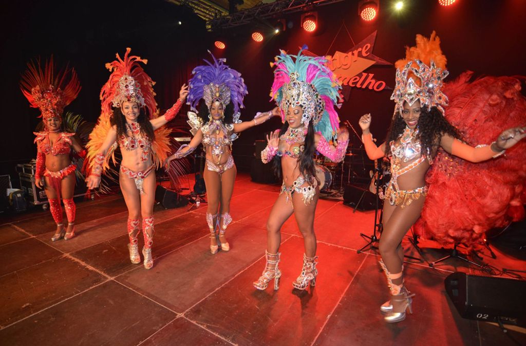 Zu Samba-Rhythmen zeigten die Tänzerinnen, ...