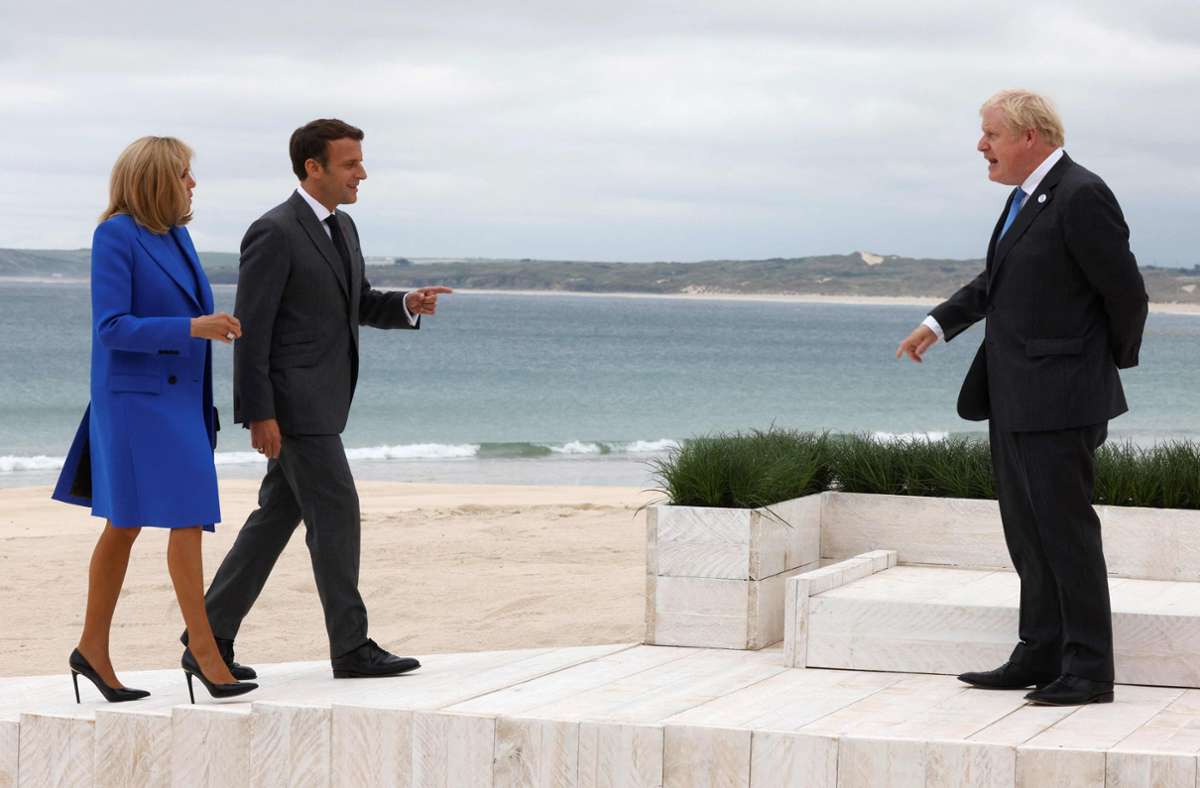 Boris Johnson begrüßt Frankreichs Präsident Emmanuel Macron und die First Lady Brigitte Macron.