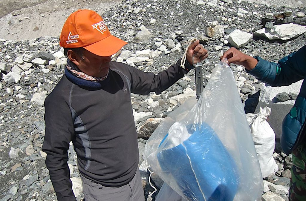 Eco Everest Expedition 2012: Der von Camp 2 heruntergebrachte Müll wird im Basislager gewogen.