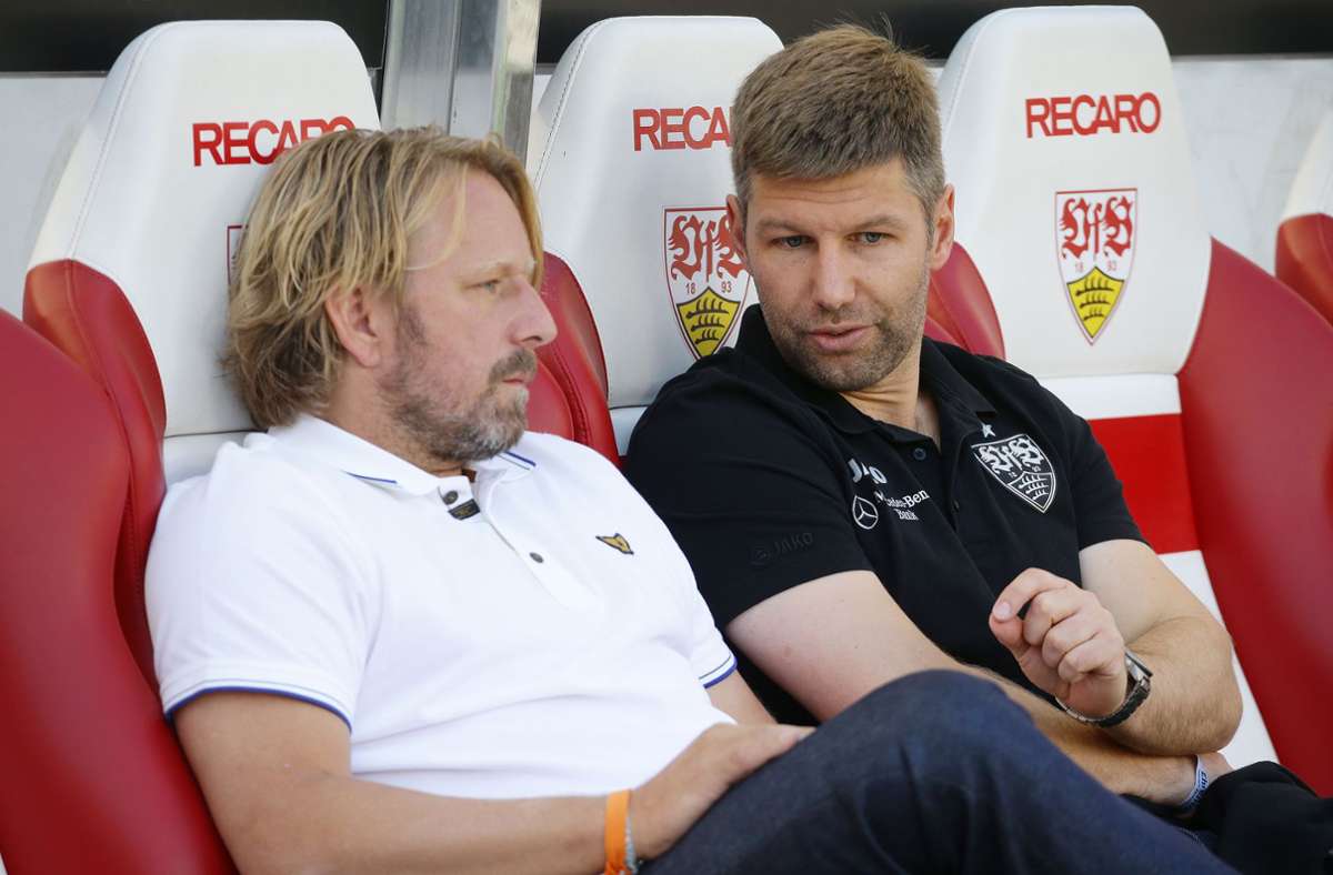 Es übernehmen Thomas Hitzlsperger (rechts) als Sportvorstand und Sven Mislintat (links) als Sportdirektor. Ihnen gelingt nach dem Abstieg 2019 der direkte Wiederaufstieg und im Anschluss eine starke Premierensaison in der Bundesliga, die auf Platz neun endet.