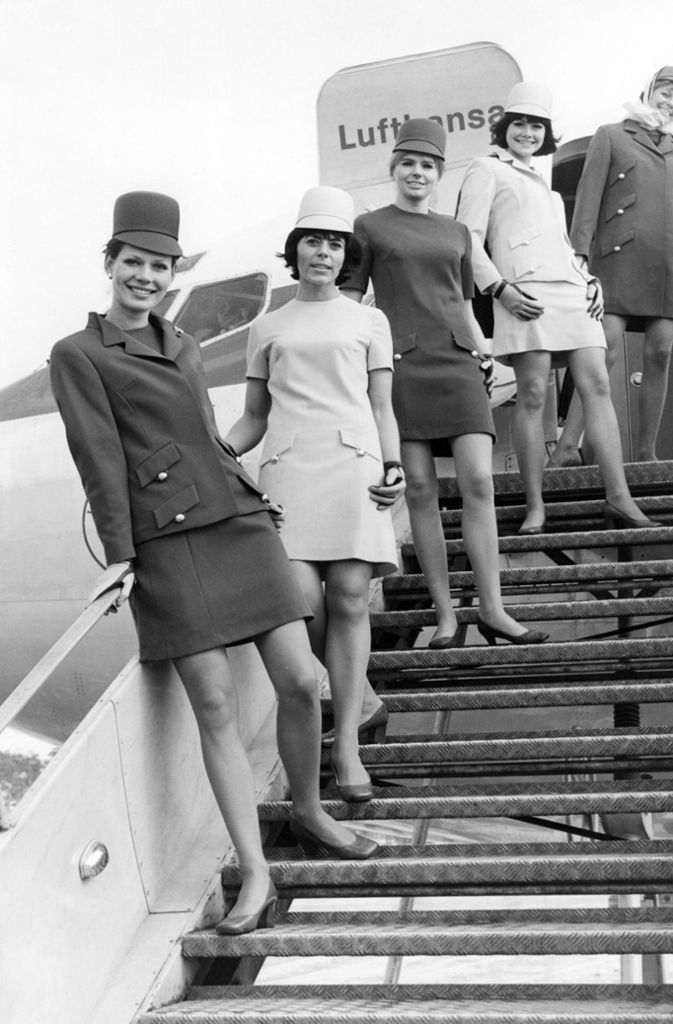 Eine Gruppe Stewadessen der Deutschen Lufthansa steht am 1. April 1970 auf einer Gangway mit ihren neuen Uniformen. Die Ensembles wurde von dem jungen Berliner Couturier Werner Machnik entworfen.