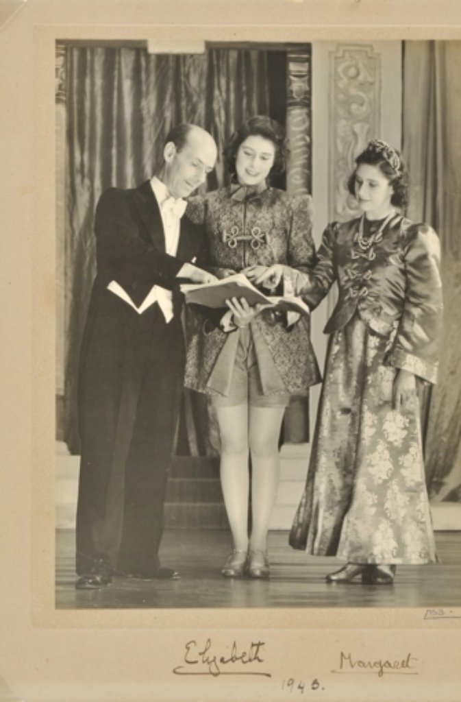 Elizabeth (Mitte) und Margaret 1943 in dem Stück "Aladdin".