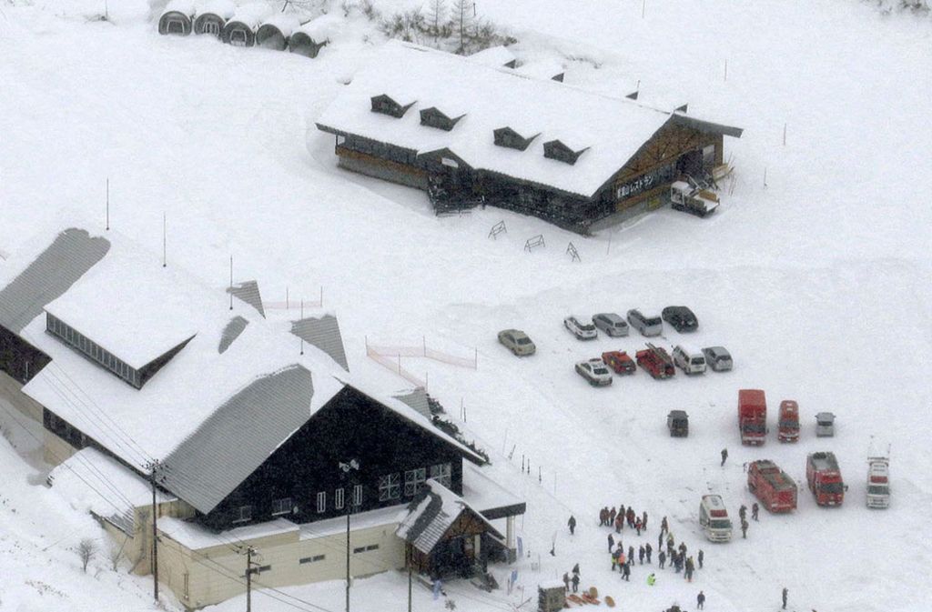 Rettungs- und Feuerwehrfahrzeuge stehen im Skiressort bereit, um die Verletzten zu versorgen.