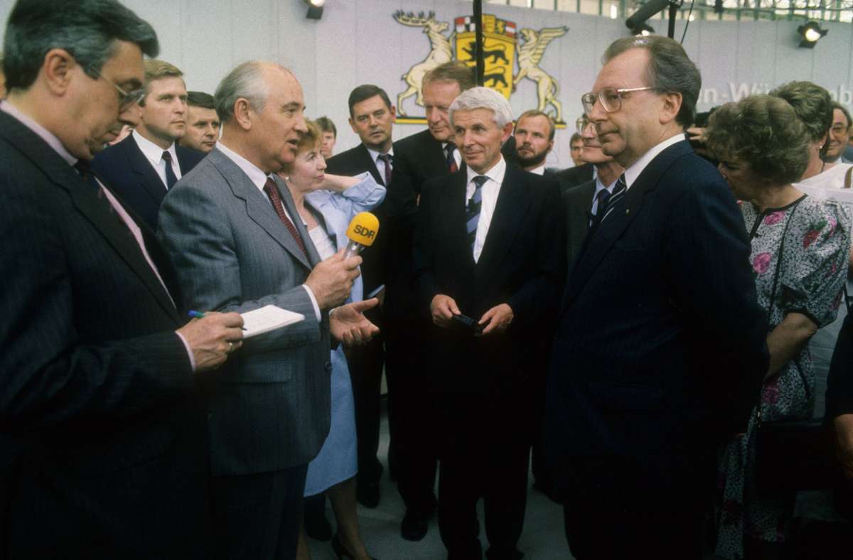 Gorbatschow im Gespräch mit Journalisten.