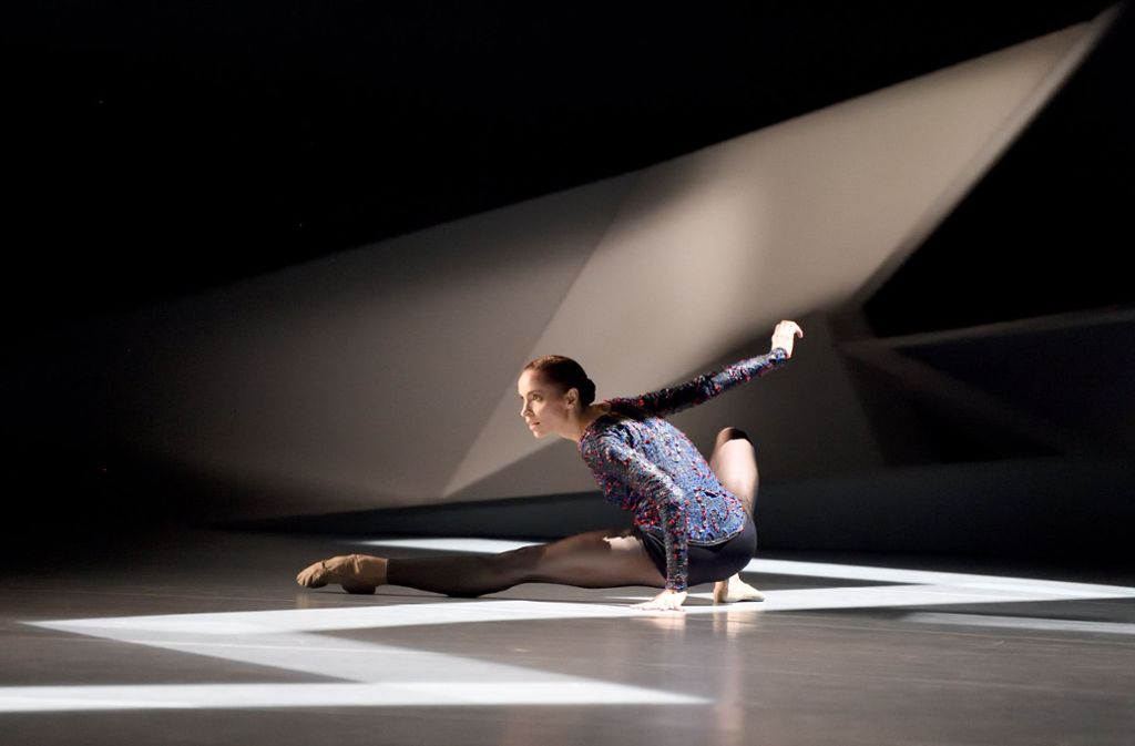 Sie lauert wie eine Raubkatze auf das, was kommt: Miriam Kacerova im ersten Akt von Jirí Kyliáns Ballett „One of a kind“.