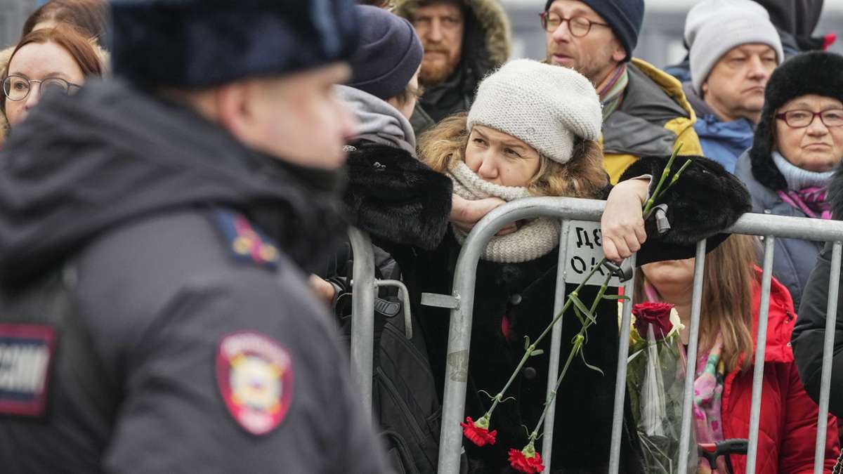 Trauerfeier für Nawalny in Moskau: Tausende Menschen versammeln sich vor Kirche