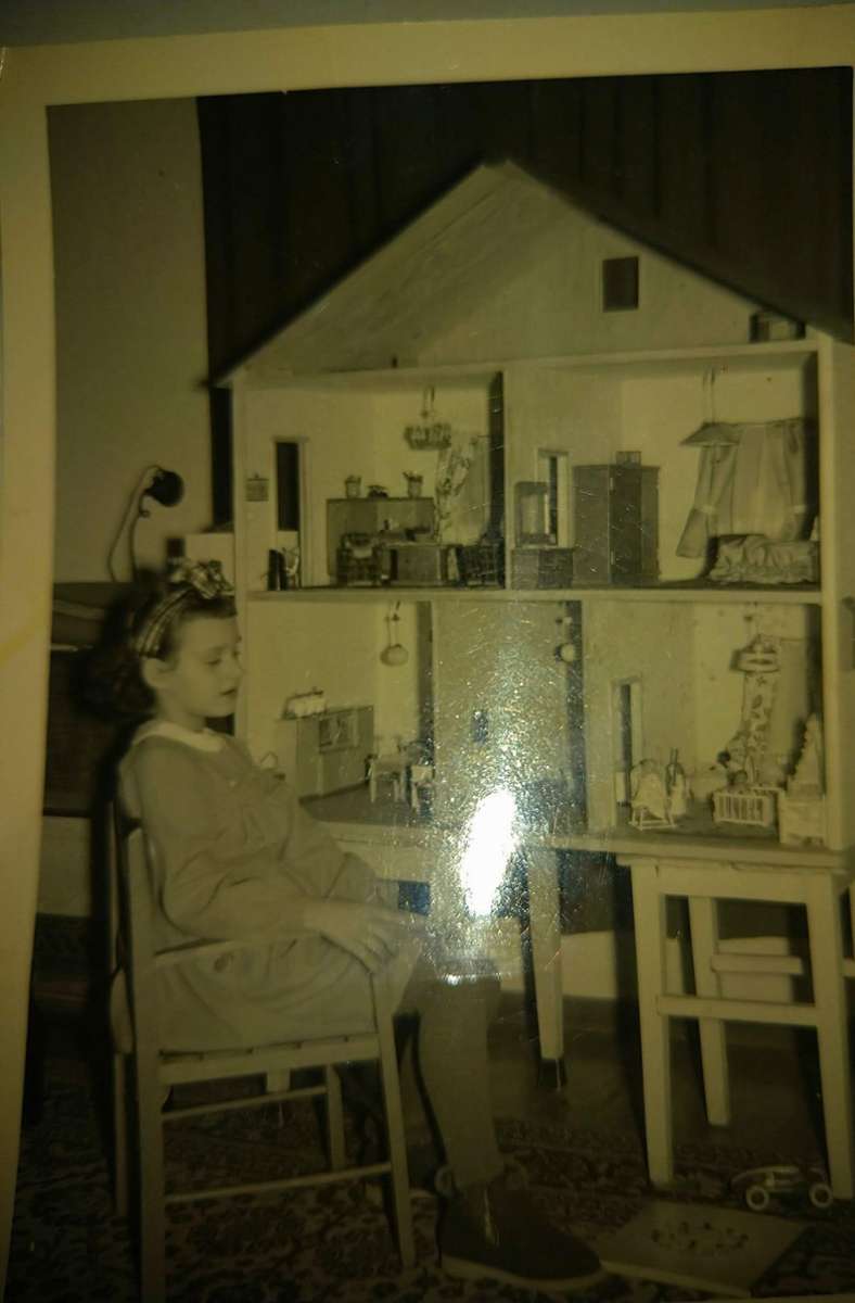 Ein weiteres Foto von Gerlinde Obermayr: „Das war mein Puppenhaus,das gibt es leider nicht mehr. Fast alles inkl. Möbel Vorhänge usw. selbst gemacht.“