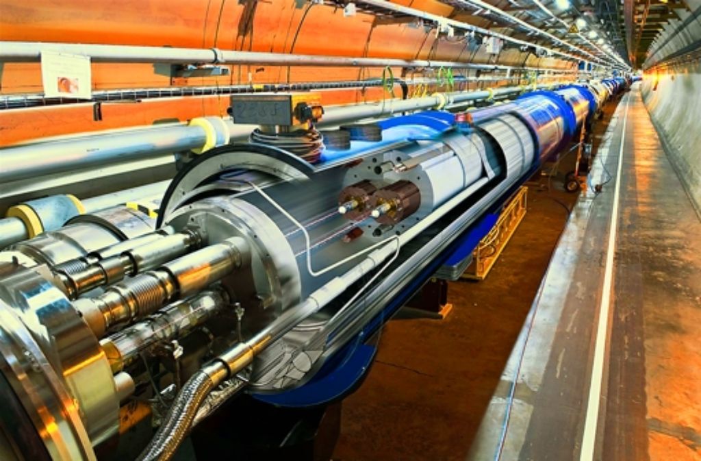 Die Teilchen fliegen durch zwei dünne Rohre im Innern der Apparatur: die einen im Uhrzeigersinn, die anderen in die Gegenrichtung. In den vier Detektoren des Beschleunigers können die Strahlen gekreuzt werden.