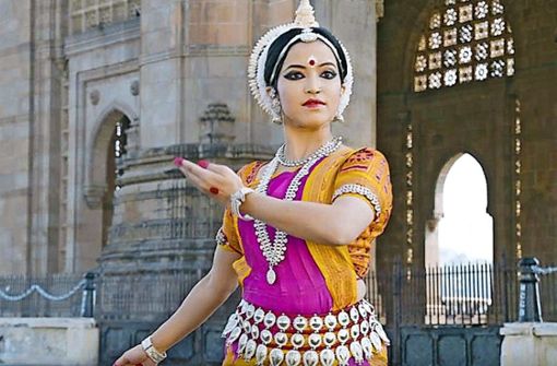Die klassische indische Tänzerin Mitali Varadkar erzählt vor dem Gateway of India in Mumbai davon, wie das Leben in der  Coronakrise innehält. Foto: Kiframe Media