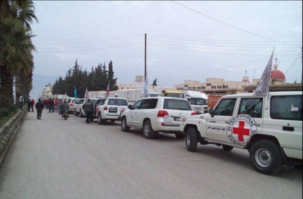 Ein Hilfskonvoi des internationalen Roten Kreuzes ICRC macht sich am 18. Oktober auf dem Weg in die belagerte Stadt Madaja in Syrien. Nun sind erste Lkw angekommen.