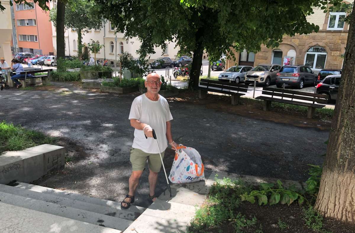 Seit zehn Jahren dreht er seine Runden um den Paul-Gerhardt-Platz im Stuttgarter Westen: Paul Büchler und sammelt den Müll anderer Leute ein.