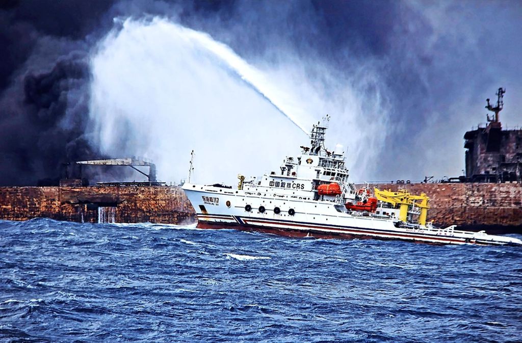 Löschversuche der chinesischen Rettungskräfte konnten das Sinken der Sanchi nicht verhindern.