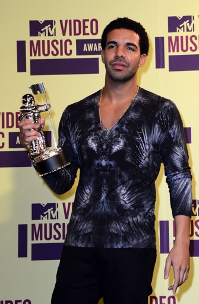Drake ist in dem Song mit seinem Lied „Hotline Bling“ vertreten.